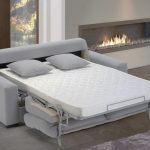 Canapé-lit gris clair avec matelas orthopédique