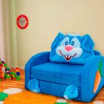 Fauteuil bleu pour un petit enfant