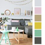 Canapé gris et palette pour intérieur de style scandinave